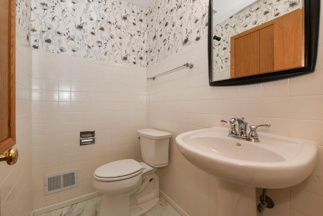 5152 Maplewood DRIVE, Greendale, WI 53129