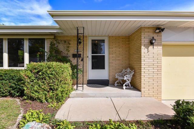 5152 Maplewood DRIVE, Greendale, WI 53129