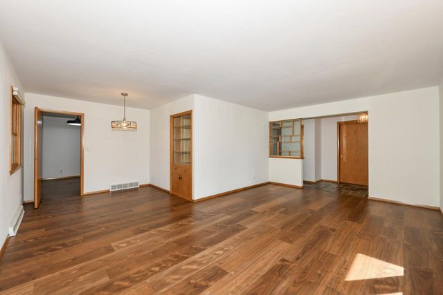 5152 Maplewood DRIVE, Greendale, WI 53129