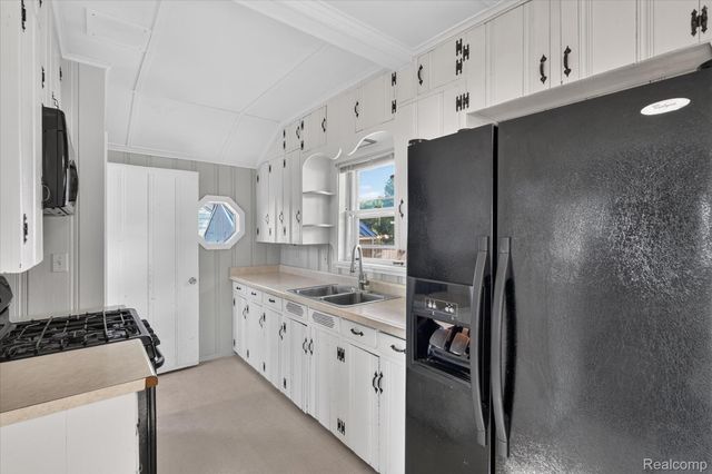 203 Center Road, Grand Blanc, MI 48439