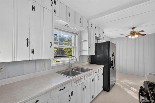 203 Center Road, Grand Blanc, MI 48439
