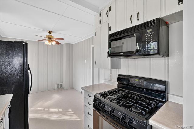 203 Center Road, Grand Blanc, MI 48439