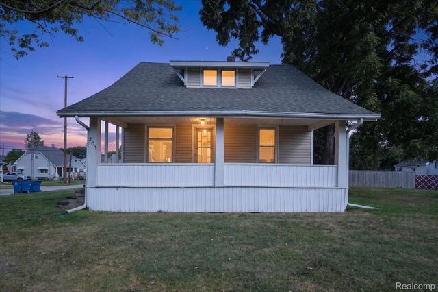 203 Center Road, Grand Blanc, MI 48439