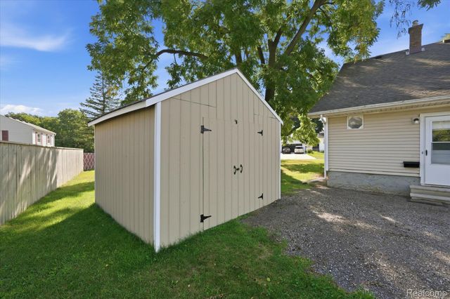 203 Center Road, Grand Blanc, MI 48439