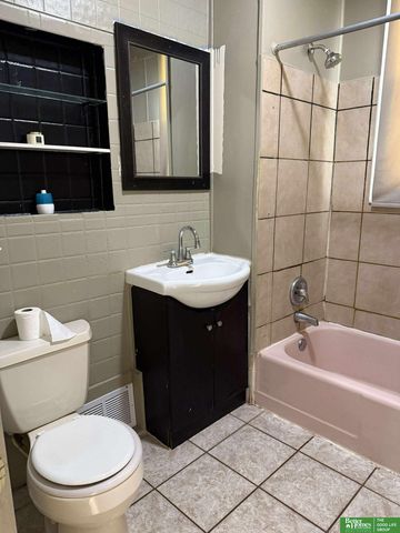 2015 W Street, Omaha, NE 68107