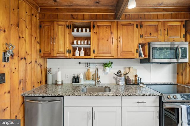 214 COACH RD, Tobyhanna, PA 18466
