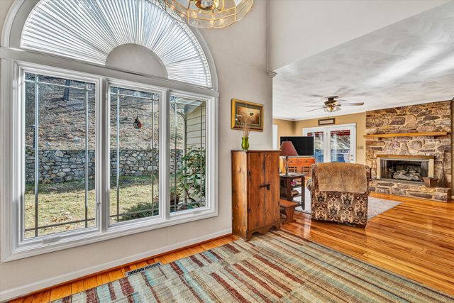 29 Serenity LN, Blue Ridge, VA 24064