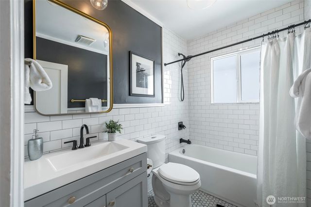 6525 3rd Avenue NW, Seattle, WA 98117