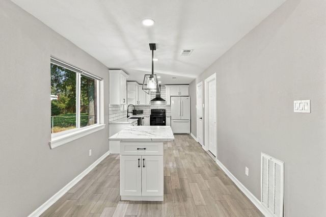 1704 S 1st Street, Conroe, TX 77301