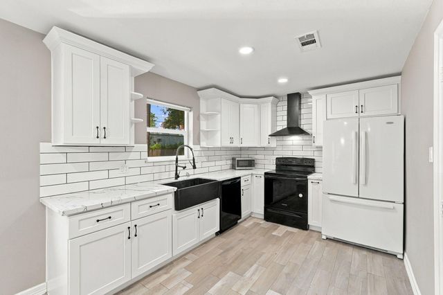 1704 S 1st Street, Conroe, TX 77301