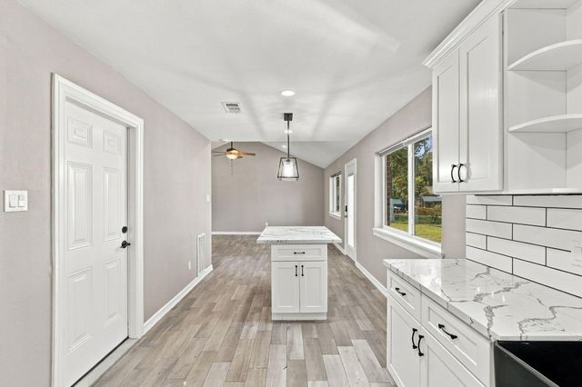 1704 S 1st Street, Conroe, TX 77301