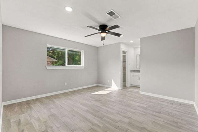 1704 S 1st Street, Conroe, TX 77301