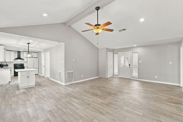 1704 S 1st Street, Conroe, TX 77301