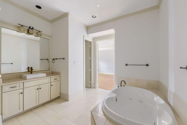 2217 Nantucket Drive, Houston, TX 77057