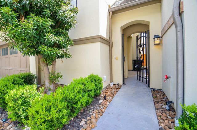 2217 Nantucket Drive, Houston, TX 77057