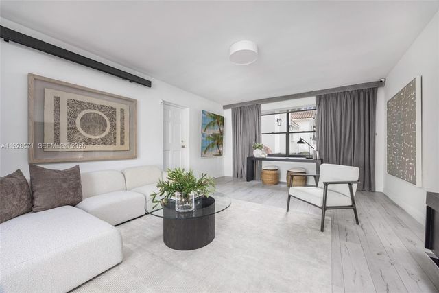 7430 SW 66th St, Miami, FL 33143