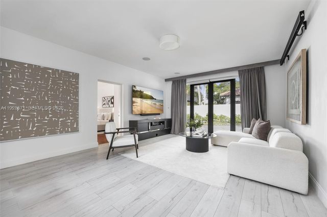 7430 SW 66th St, Miami, FL 33143