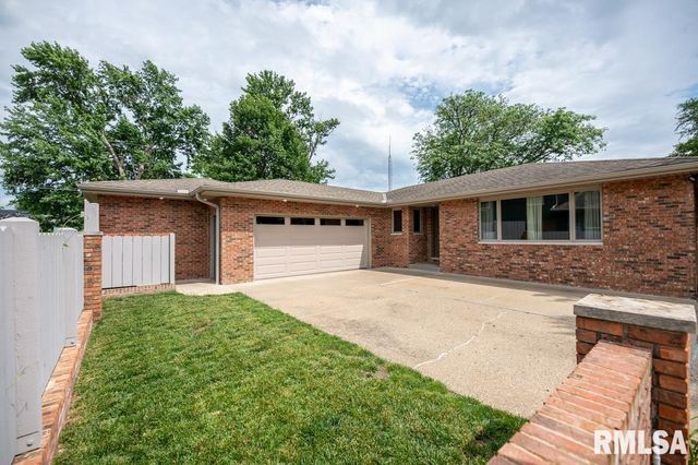 1412 N 4TH Street, Pekin, IL 61554