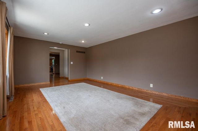 1412 N 4TH Street, Pekin, IL 61554