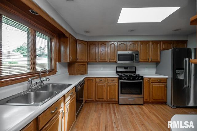 1412 N 4TH Street, Pekin, IL 61554