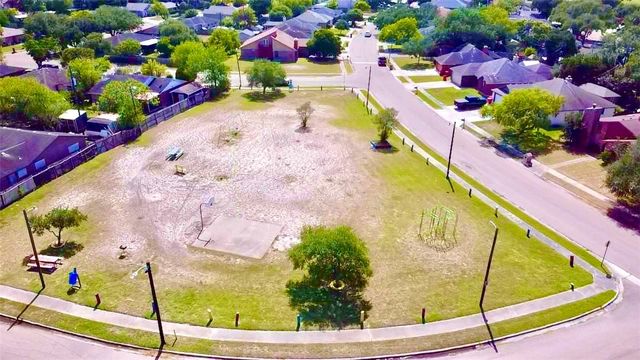 126 Cactus St, Robstown, TX 78380