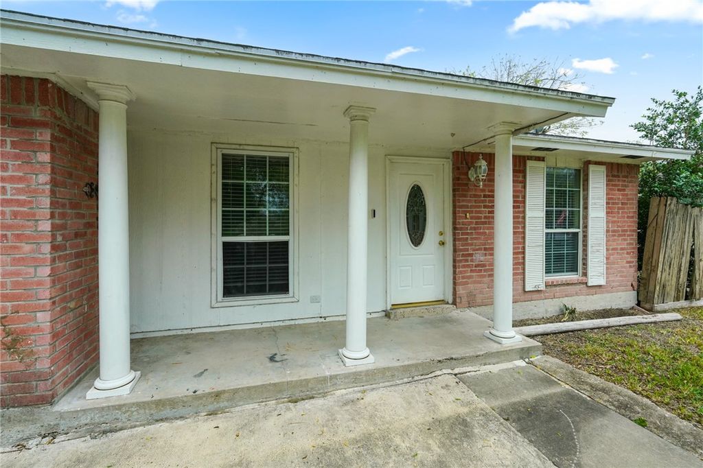 126 Cactus St, Robstown, TX 78380