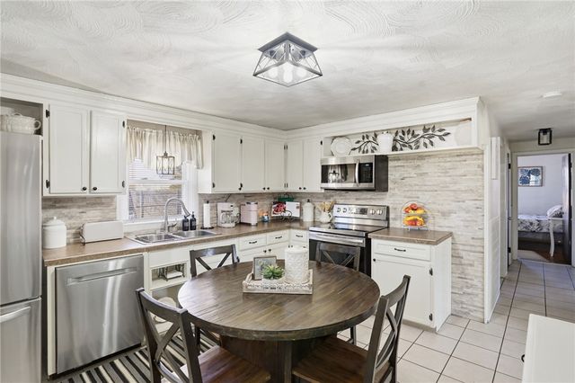 514 Killingly Street, Johnston, RI 02919