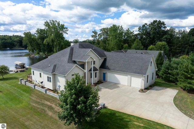 1107 Bundy Drive, Lake Isabella, MI 48893