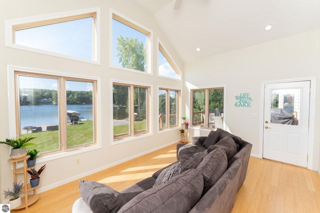 1107 Bundy Drive, Lake Isabella, MI 48893