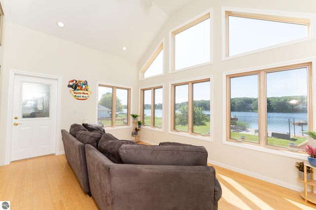 1107 Bundy Drive, Lake Isabella, MI 48893