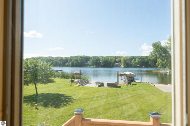 1107 Bundy Drive, Lake Isabella, MI 48893