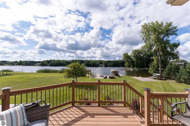 1107 Bundy Drive, Lake Isabella, MI 48893