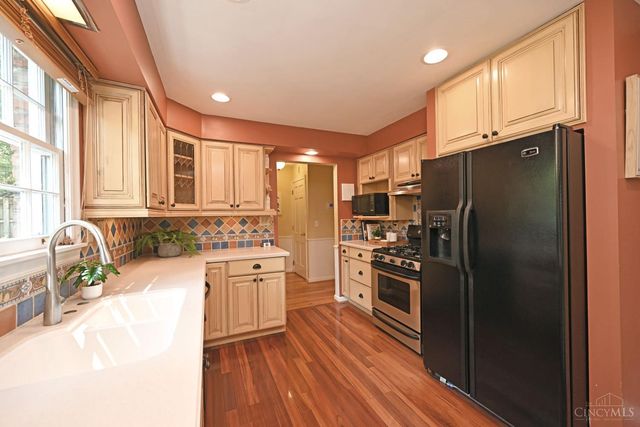 359 Woodknoll Terrace, Wyoming, OH 45215