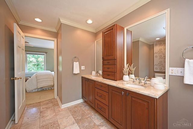 359 Woodknoll Terrace, Wyoming, OH 45215