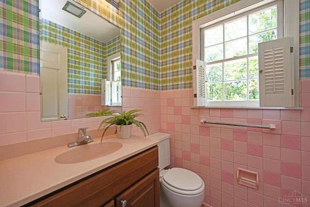 359 Woodknoll Terrace, Wyoming, OH 45215