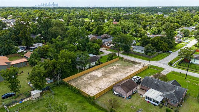 8706 Lawnridge, Houston, TX 77016