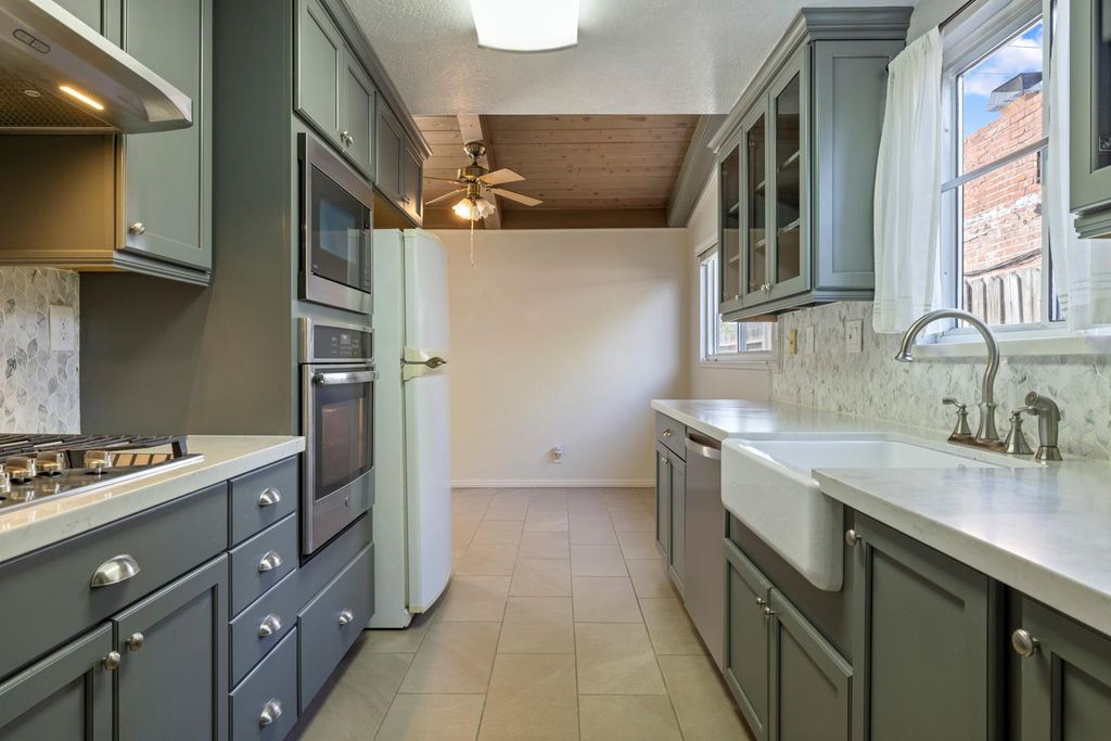 1928 Rosecrans Way, Stockton, CA 95207