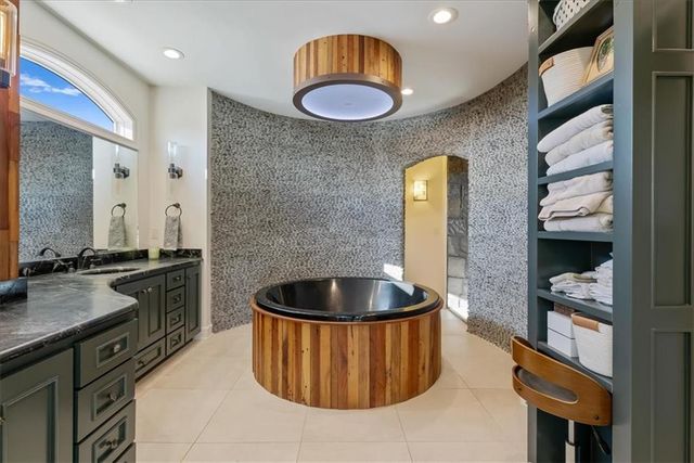 12517 S Harris Road, Lee's Summit, MO 64086