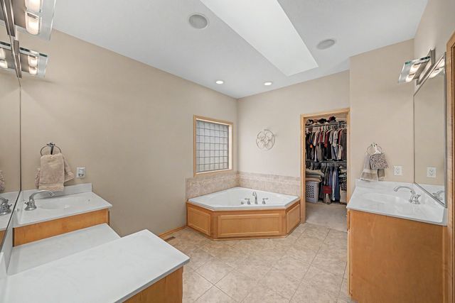 15516 Oakwood Drive, Urbandale, IA 50323