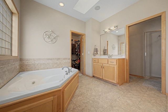 15516 Oakwood Drive, Urbandale, IA 50323