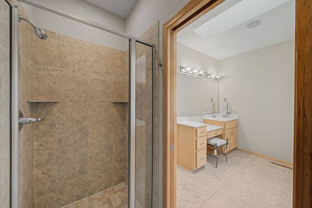 15516 Oakwood Drive, Urbandale, IA 50323