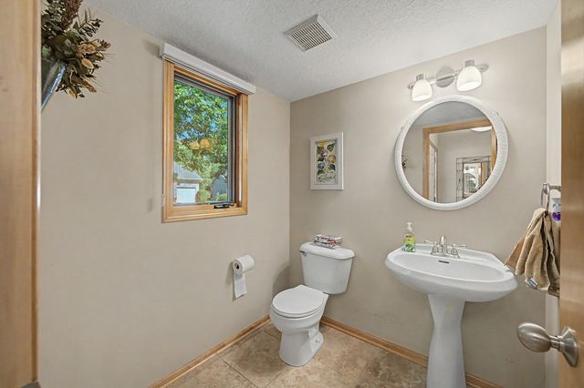 15516 Oakwood Drive, Urbandale, IA 50323