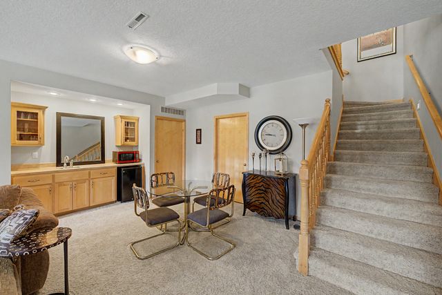 15516 Oakwood Drive, Urbandale, IA 50323