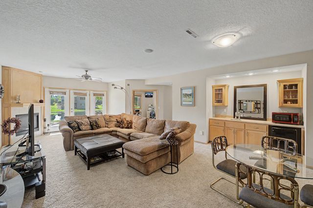 15516 Oakwood Drive, Urbandale, IA 50323