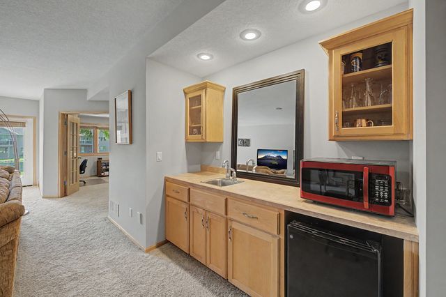 15516 Oakwood Drive, Urbandale, IA 50323