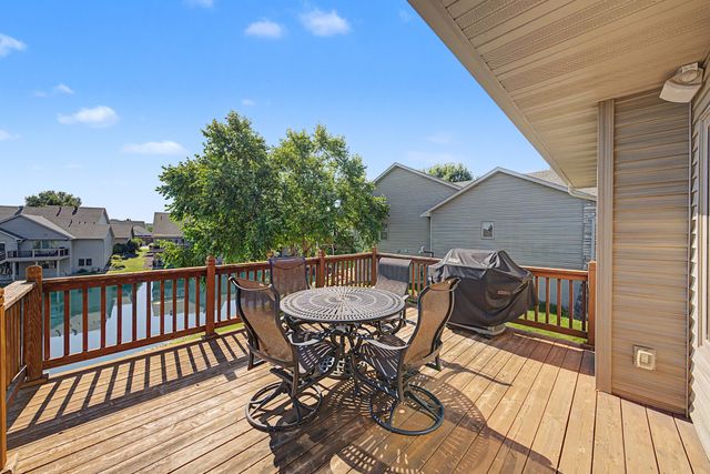 15516 Oakwood Drive, Urbandale, IA 50323