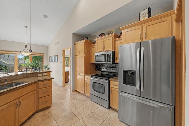 15516 Oakwood Drive, Urbandale, IA 50323