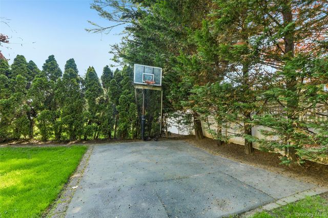 111 Palmyra Avenue, Woodmere, NY 11598