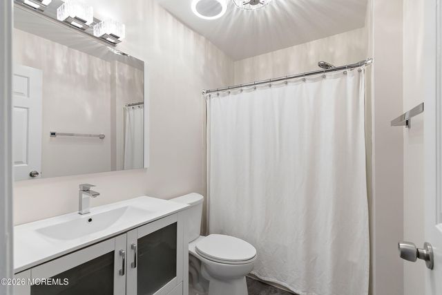 10 Ravenwood Court, Freehold, NJ 07728
