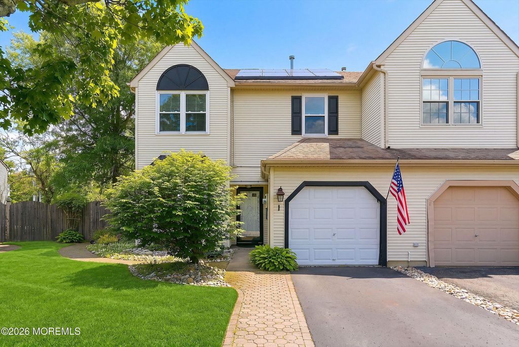 10 Ravenwood Court, Freehold, NJ 07728